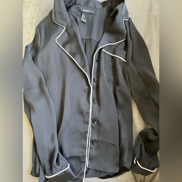 Brand new black silk like blouse button down small - Picture 4 of 8